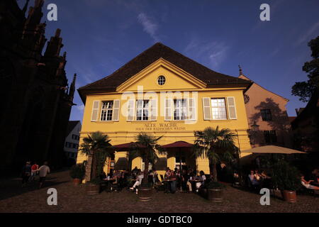 Die Alte Wache beim Muenster von Freiburg im Breisgau im mittleren Schwarzwald im Sueden von Deutschland. Foto Stock