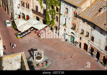 Piazza della Cisterna da sopra a San Gimignano, Toscana, Italia Foto Stock