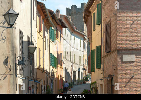 Vista della città toscana Montalcino, situato su una collina, Toscana, in provincia di Siena Foto Stock