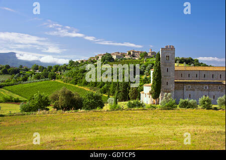 Abbazia di Sant Antimo e Castelnuovo dell'Abate; vicino a Montalcino, Toscana, Italia Foto Stock