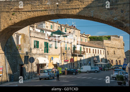 Pitigliano sulle rocce, stretto ad alta costruito case, costruite dal tufo vulcanico pietra, Toscana, Italia Foto Stock