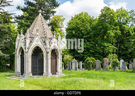 Mausoleo e tombe sulla sezione ebraica del cimitero centrale di Vienna in Austria Foto Stock