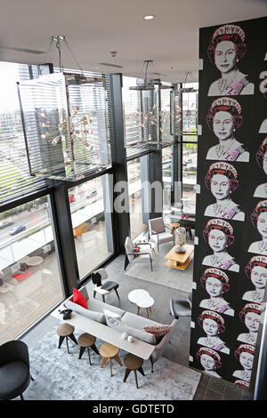 Ultimo piano lounge area il nuovo cittadino M Hotel a Tower Hill nella città di Londra Foto Stock