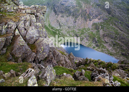 Capre lago d acqua dalla rupe di Dow vertice, una vertiginosa caduta da un wainwright nel sud Fells del Lake District inglese Foto Stock