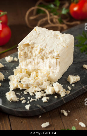 Greggio bianco organico formaggio Feta per sbriciolare Foto Stock