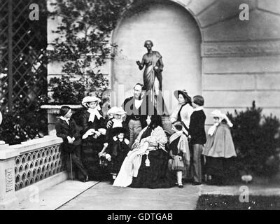 La regina Victoria con il principe Albert e i loro nove figli nel 1857. Da sinistra: Alfred, Alice, Louise, Leopold, Prince Albert, Queen Victoria holding Beatrice, Arthur, Victoria e Alfred, Helena. Foto Stock