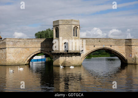 Il Ponte Vecchio e la cappella sul Fiume Great Ouse a St Ives Foto Stock