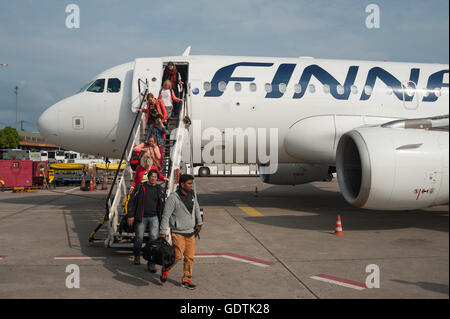 Germania Berlino, 21 maggio 2016. I passeggeri arrivano da Helsinki presso l'aeroporto di Tegel. Foto Stock