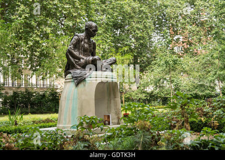 Il Mahatma Gandhi statua in Tavistock giardini, Tavistock Square, London, England, Regno Unito Foto Stock