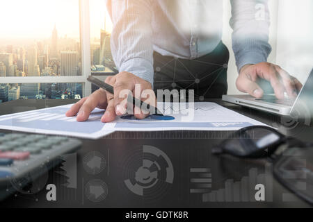 Doppia esposizione di imprenditore lavora a mano con il nuovo computer moderno e strategia aziendale come concetto Foto Stock