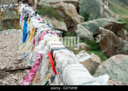 Nastri di desideri attaccato ad un corrimano Foto Stock