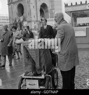 Uomo vecchio con un hurd-gurdy vicino a Kaiser Wilhelm Memorial chiesa in Berlino, 1964 Foto Stock