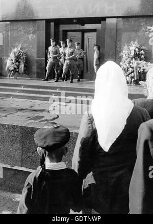 Donna e bambino di fronte il mausoleo di Lenin a Mosca, 1955 Foto Stock