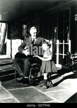 Il presidente Franklin D. Roosevelt con il suo cane Fala e Ruthie Bie in alto Cottage. La foto è solo uno dei due che mostrano il presidente Roosevelt nella sua sedia a rotelle. Foto di Margaret Suckley. Foto Stock