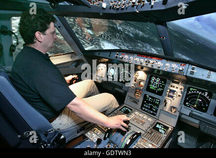 Cockpit di un Airbus A320 del simulatore di volo che è utilizzato per ...