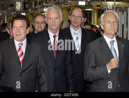 Schroeder, Stoiber, Panke e Tiefensee in stabilimento BMW di Lipsia Foto Stock