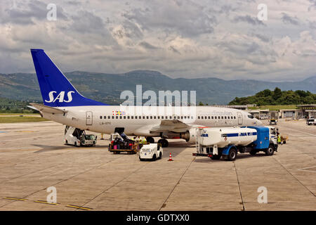 Scanidinavian Airlines System(SAS) Boeing 737-783 aeromobile LN-RPK, 'Heimer Viking' sul piazzale dell'aeroporto di Spalato, Croazia. Foto Stock