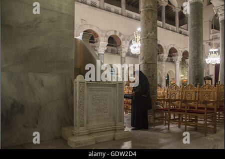 Fedeli in preghiera nella chiesa di San Demetrio (Hagios Demetrios) Foto Stock
