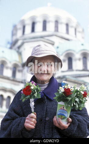 Una donna di fiori di vendita presso la Nevski chiesa nella città di Sofia in Bulgaria in Est Europa. Foto Stock