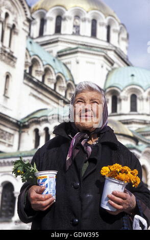 Una donna di fiori di vendita presso la Nevski chiesa nella città di Sofia in Bulgaria in Est Europa. Foto Stock