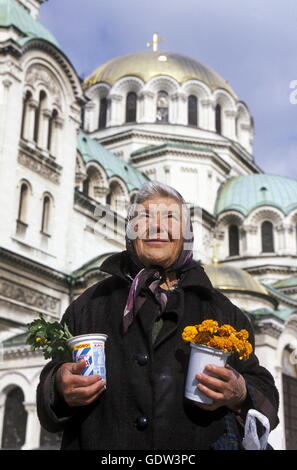 Una donna di fiori di vendita presso la Nevski chiesa nella città di Sofia in Bulgaria in Est Europa. Foto Stock