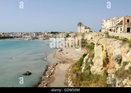 Bellissima città di Otranto e la sua spiaggia sulla penisola salentina in Puglia, Italia Foto Stock