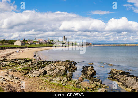 Esposti rocce a bassa marea su East sands beach con splendida vista della città al di là in estate. Royal Burgh St Andrews Fife Scozia UK Gran Bretagna Foto Stock