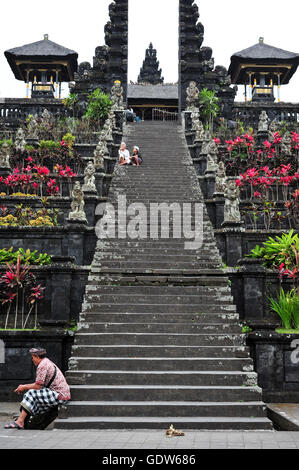 Lungo le scale del tempio Besakih ingresso in Bali, Indonesia Foto Stock