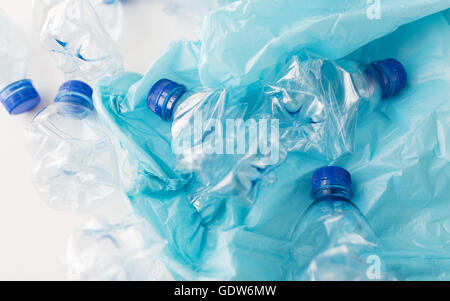 Close up di bottiglie di plastica usate e il sacco della spazzatura Foto Stock