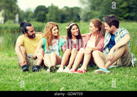 Gruppo di amici sorridente parlando all'aperto Foto Stock