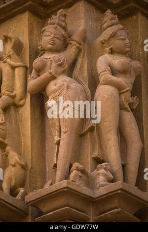 Intricate sculture in pietra particolare di apsara a un tempio, Khajuraho, Chhatarpur District, Madhya Pradesh, India Foto Stock