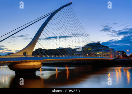 Il Samuel Beckett Bridge e l'edificio sul lungomare vicino al centro congressi - centro della città di Dublino, Irlanda Foto Stock