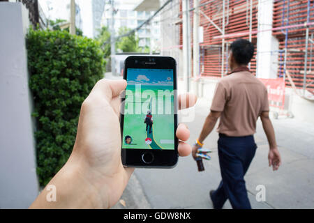 Bangkok, Tailandia - 19 Luglio 2016 : Pokemon Go è un nuovo gioco basato sulla realtà aumentata. Foto Stock