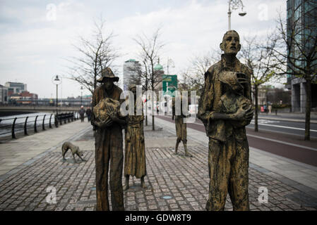 Vista la carestia memorial è stato commissionato dalla Norma Smurfit e presentato per la città di Dublino nel 1997. La scultura è un opera commemorativa dedicata a quelli irlandesi costretti ad emigrare durante il XIX secolo la carestia irlandese. Foto Stock