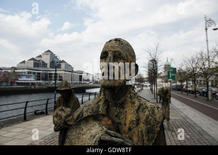 Vista la carestia memorial è stato commissionato dalla Norma Smurfit e presentato per la città di Dublino nel 1997. La scultura è un opera commemorativa dedicata a quelli irlandesi costretti ad emigrare durante il XIX secolo la carestia irlandese. Foto Stock