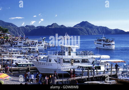 Persone presso la costa del lago Atitlan mit vulcani di Toliman e San Pedro in Torna alla città di Panajachel in Guatemala Foto Stock