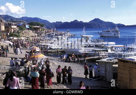 Persone presso la costa del lago Atitlan mit vulcani di Toliman e San Pedro in Torna alla città di Panajachel in Guatemala Foto Stock