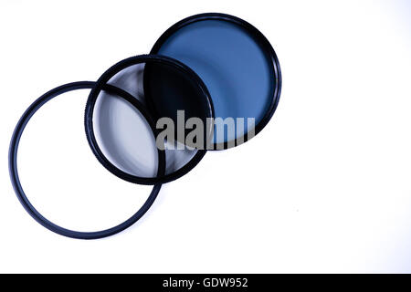 Macchina fotografica attrezzature filtro lente su sfondo bianco Foto Stock