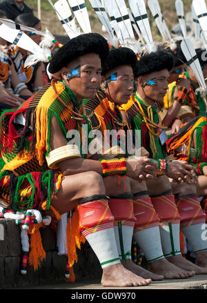 L'immagine di Angami Naga trib uomini a Hornbill festival, Nagaland, India Foto Stock