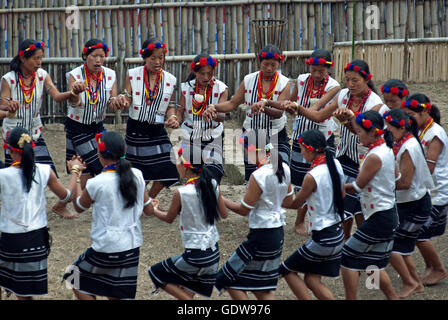 L'immagine della tribù Pochury ragazze in esecuzione al Festival di Hornbill, Nagaland, India Foto Stock