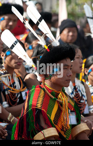 L'immagine di Angami Naga trib uomini a Hornbill festival, Nagaland, India Foto Stock