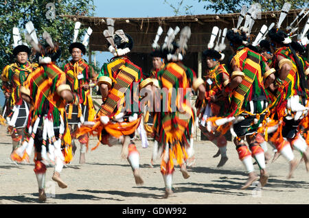 L'immagine di Angami Naga trib uomini danzano al festival di Hornbill, Nagaland, Inda Foto Stock