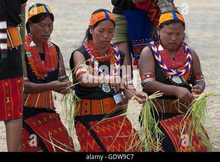 L'immagine di Konyak Tribe al festival di Hornbill, Nagaland, India Foto Stock