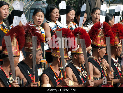 L'immagine di Naga Tribe Uomo in esecuzione al festival Horbill, Nagaland, India Foto Stock