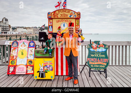 Animatore di bambini David Wilde con il suo punzone e Judy marionette, Hastings Pier, Hastings, Sussex, Regno Unito Foto Stock