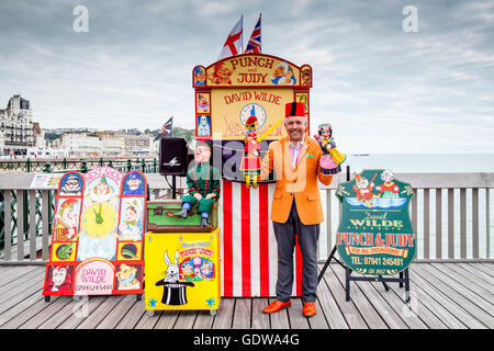 Animatore di bambini David Wilde con il suo punzone e Judy marionette, Hastings Pier, Hastings, Sussex, Regno Unito Foto Stock