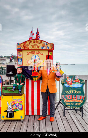 Animatore di bambini David Wilde con il suo punzone e Judy marionette, Hastings Pier, Hastings, Sussex, Regno Unito Foto Stock