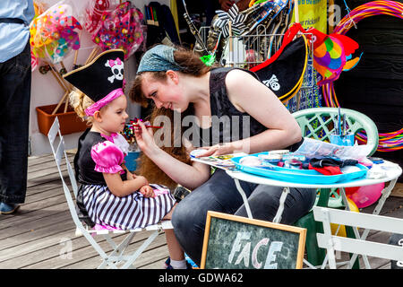 Volto dipinto su Hastings Pier durante l annuale Hastings giorno pirata, Hastings, Sussex, Regno Unito Foto Stock