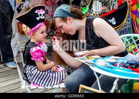 Volto dipinto su Hastings Pier durante l annuale Hastings giorno pirata, Hastings, Sussex, Regno Unito Foto Stock