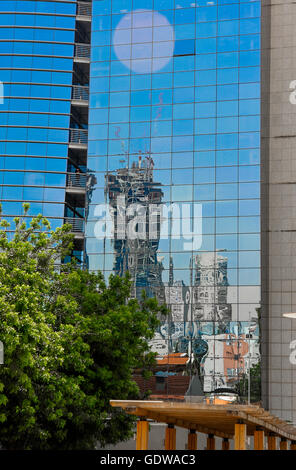 Riflessioni su edifici moderni a mercato Saronma, Tel Aviv, Israele Foto Stock